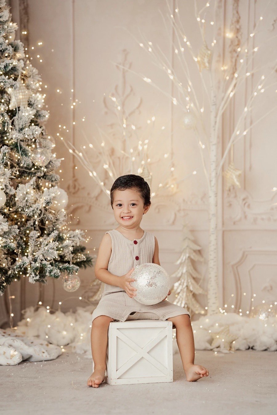 Niño sonriendo con esfera brillante