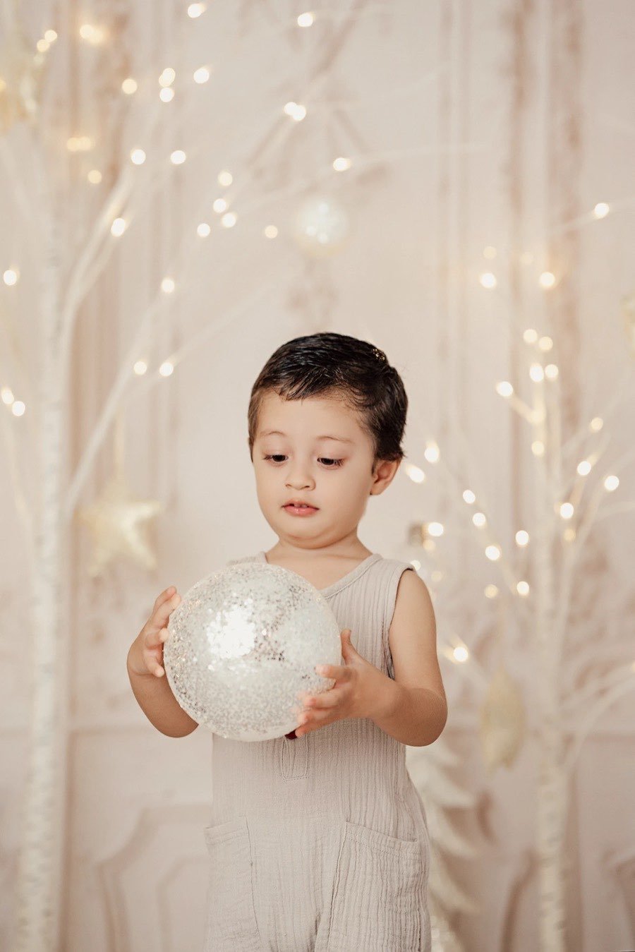 Niño mirando una esfera brillante