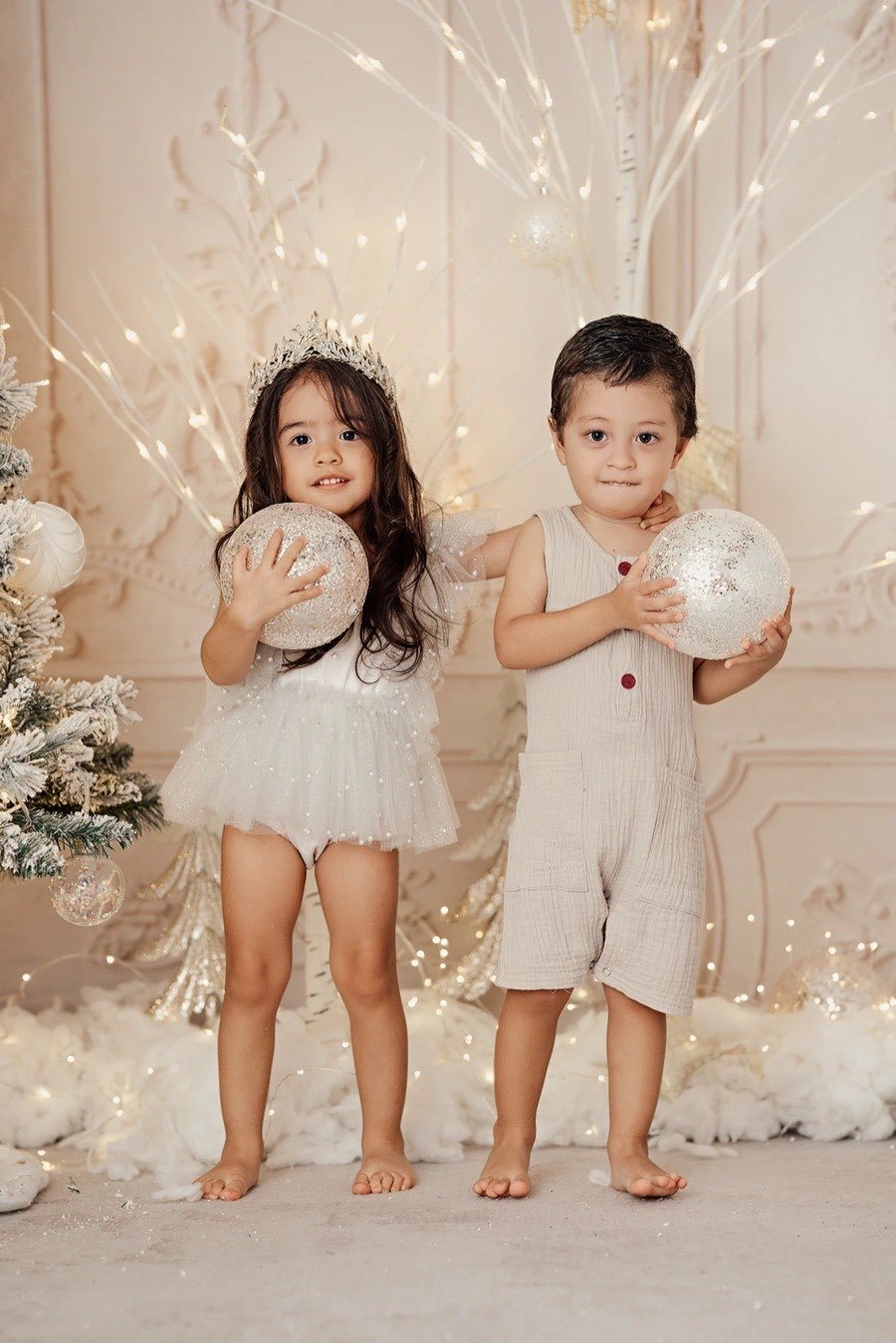 Hermanitos de pie con esferas de glitter