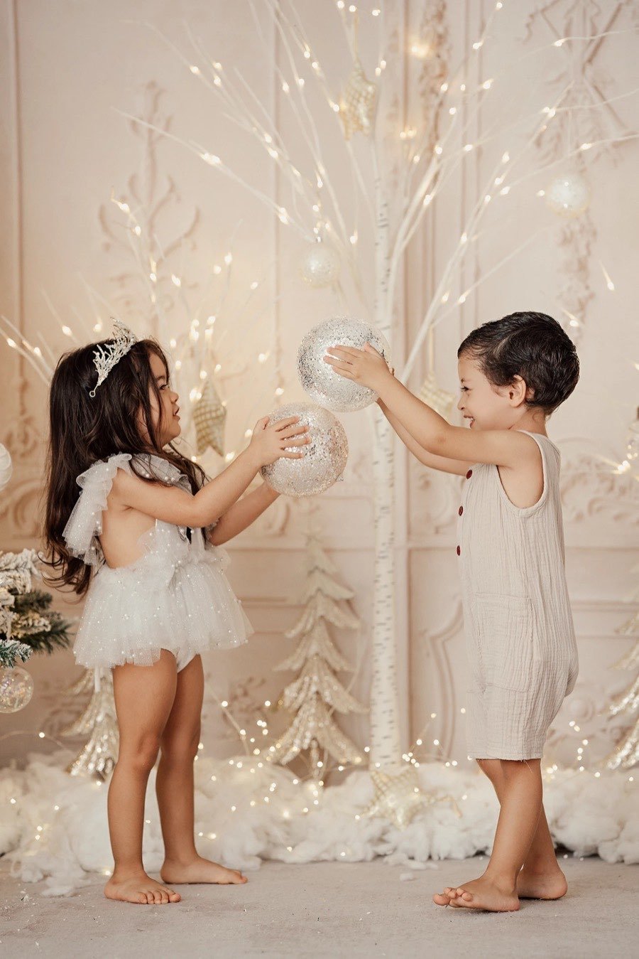 Hermanitos jugando con esferas de glitter